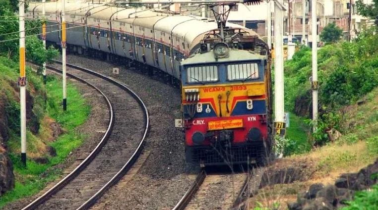 भारतातील रेल्वेचा प्रवास हा इतर प्रवासाच्या साधनांच्या तुलनेत सर्वात सुरक्षित मानला जातो. रोज लाखो लोक रेल्वेने प्रवास करतात. परंतु रेल्वे ज्या रुळावरून धावते, तो रेल्वेरुळ तुम्ही कधी निरखून पाहिला आहे का? या रेल्वेरुळाच्या मध्ये छोटे-छोटे दगड टाकलेले असतात. हे दगड का टाकलेले असतात यामागचे कारण आज जाणून घेऊ या....