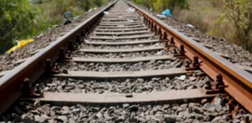 लाकडी किंवा सिमेंटच्या ब्लॉकवर रेल्वे रुळ अंथरला जातो. हेच ब्लॉक घट्ट राहावेत. त्यांची जागा बदलू नये म्हणून रुळाच्या खाली बॅलास्ट टाकले जातात. जेव्हा हजारो टन वजन असलेली रेल्वे या रुळावरून जाते तेव्हा बॅलास्टमुळेच ब्लॉक त्यांच्या जागेवर स्थिर राहतात. 