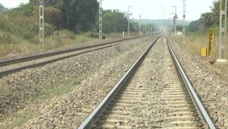 रेल्वे वेगाने जाते तेव्हा ब्लॉकवर बल आणि वजन दोन्हीही ब्लॉकवर पडते. अशा स्थितीत ब्लॉकचे नुकसान होऊ नये म्हणूनही बॅलास्ट खूप मदतीला येतात. पावसाचे पाणी रेल्वे रुळाचा सर्वात मोठा शत्रू आहे. या पाण्याचा जमिनीत लवकरात लवकर निचरा व्हावा यासाठीदेखील हे बॅलास्ट फार उपयोगी पडतात. 