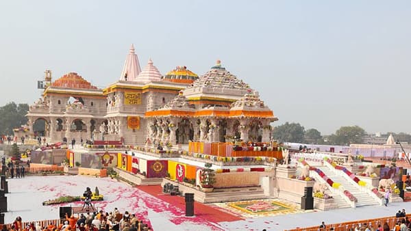 अयोध्येतील राम मंदिर परिसरात त्याचं नमाज पठण अन्…. पुढे बघा काय झालं ?