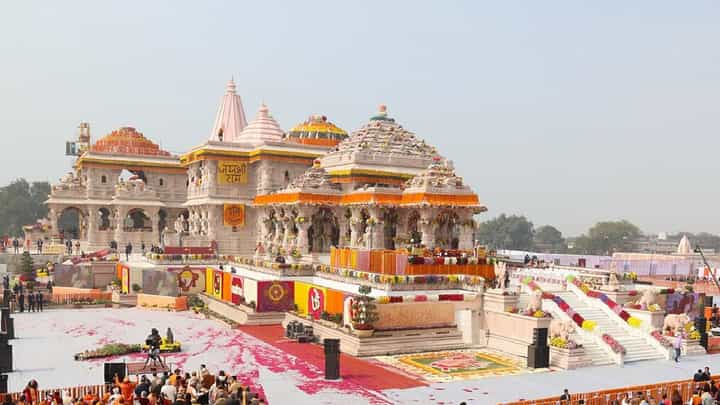 अयोध्येतील राम मंदिर परिसरात त्याचं नमाज पठण अन्.... पुढे बघा काय झालं ? अयोध्येतील राम मंदिर परिसरात त्याचं नमाज पठण अन्.... पुढे बघा काय झालं ?