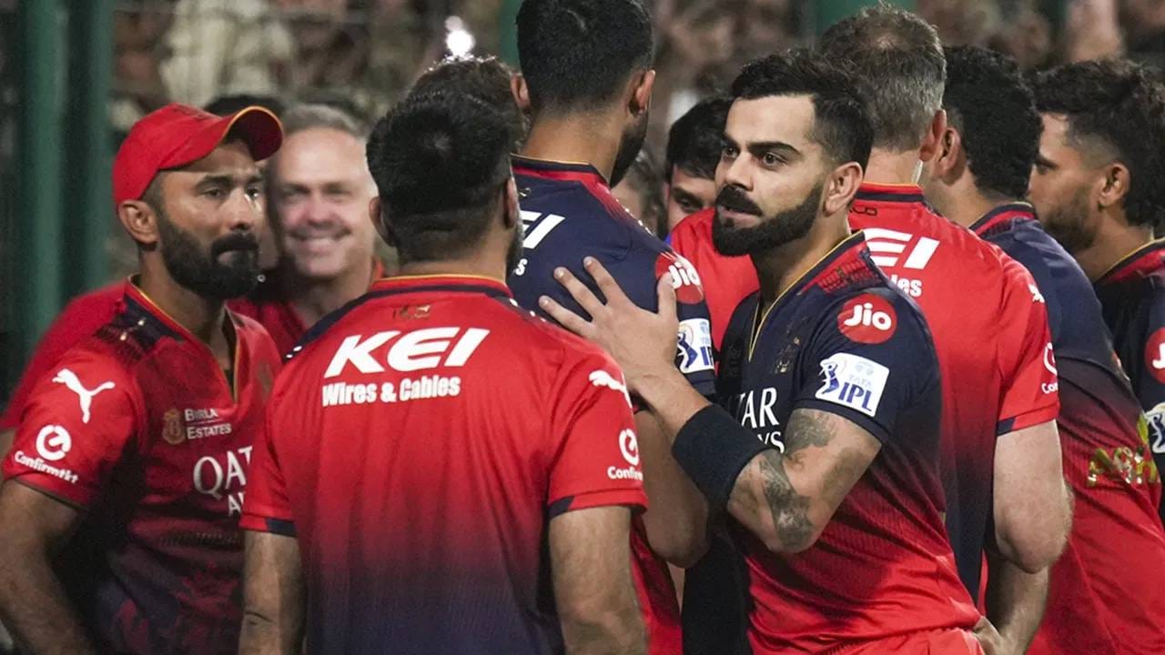 रिपोर्टनुसार, आरसीबी फ्रेंचायझीसाठी 18 ते 20 हजार कोटी रुपये मोजावे लागू शकतात. आरसीबी आयपीएलमधील महागड्या संघापैकी आहे. या संघात विराट कोहली आणि स्मृती मंधानासारखे खेळाडू आहेत. (फोटो-पीटीआय)