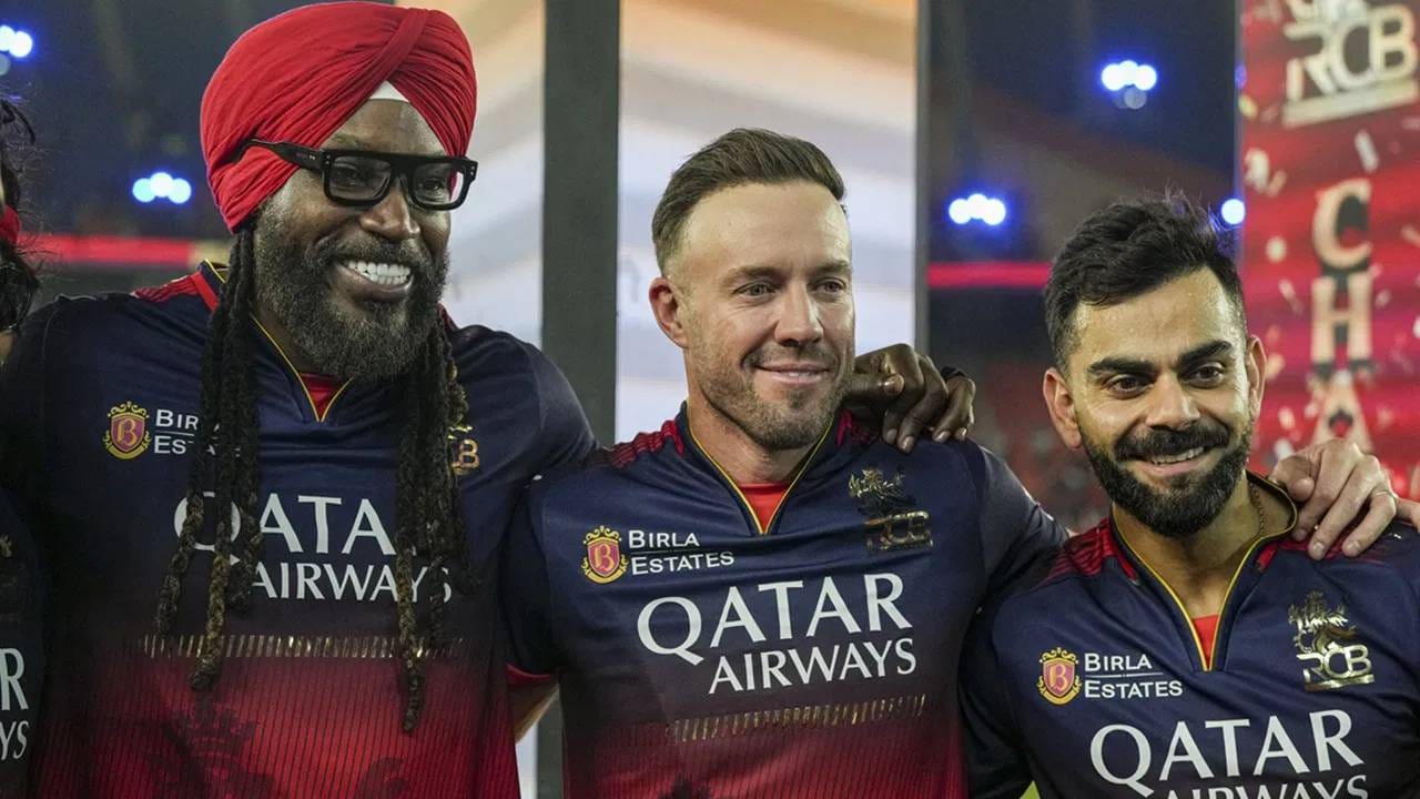 आयपीएल फ्रेंचायझी रॉयल चॅलेंजर्स बंगळुरूला नवा मालक मिळणार आहे. मागच्या पर्वात आरसीबीने जेतेपद पटकावलं होतं. तेव्हापासून युनाईटेड स्पिरिट्स लिमिटेड फ्रेंचायझी विकण्याचं मन केलं होतं. नोव्हेंबर महिन्यात या फ्रेंचायझींनी संघ विक्रीसाठी काढला होता. (फोटो-पीटीआय)