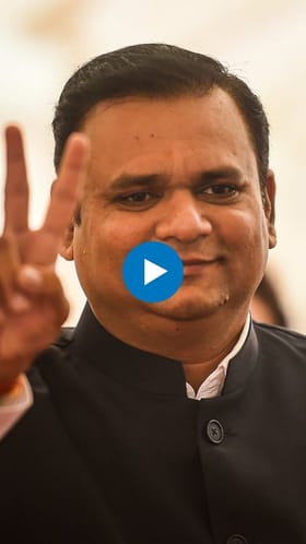 नार्वेकरांची सिद्धिविनायकाच्या चरणी महायुतीच्या विजयासाठी प्रार्थना.