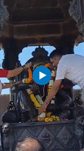 किल्ले रायगडावर पुजा करून शिवसेनेने केला प्रचाराचा शुभारंभ.