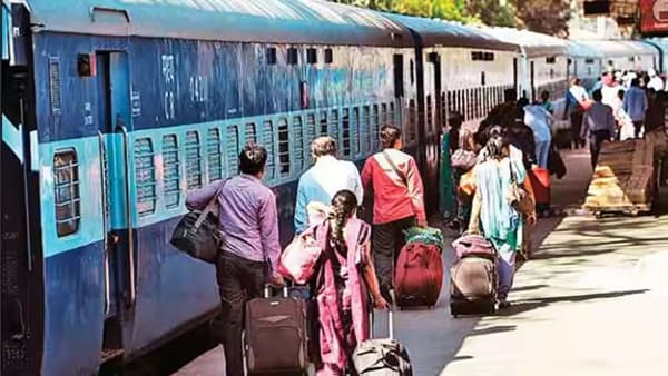 रेल्वेचे संतुलन : जनरल डब्यांमध्ये प्रवाशांची गर्दी सर्वात जास्त असते. जर हे डबे रेल्वेच्या मध्यभागी लावले, तर जास्त वजनामुळे पूर्ण रेल्वेचे संतुलन बिघडू शकते. पुढे आणि मागे डबे असल्याने वजनाचे समान वाटप होते आणि ट्रेन सुरक्षितपणे चालते.