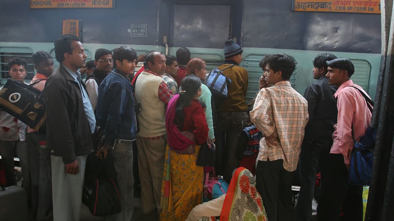 चढण्या-उतरण्याची सोय : जनरल डबे मध्यभागी असल्यास गर्दीमुळे आरक्षित डब्यातील प्रवाशांना आणि रेल्वे कर्मचाऱ्यांना डब्यात चढताना किंवा उतरताना अडथळा निर्माण होऊ शकतो. डबे टोकाला असल्याने ही व्यवस्था सुरळीत राहते.