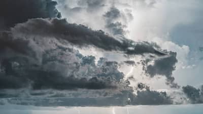 पुढील 24 तास धोक्याचे, 50 किमी प्रति तास वेगाने येतेय संकट, 4 राज्यात अतिमुसळधार पावसाचा इशारा..