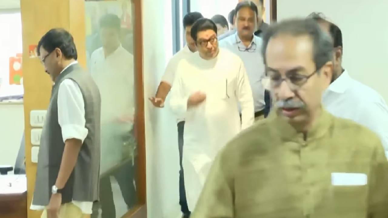 तब्बल 20 वर्षांनी महाराष्ट्र नवनिर्माण सेनेचे अध्यक्ष राज ठाकरे हे शिवसेना भवनात दाखल झाले होते. मुंबई महानगरपालिकेसाठी संयुक्त वचननामा जाहीर करण्यासाठी ते याठिकाणी पोहोचले होते. शिवशक्तीचा वचननामा, असं त्याला म्हटलं गेलं होतं. 
