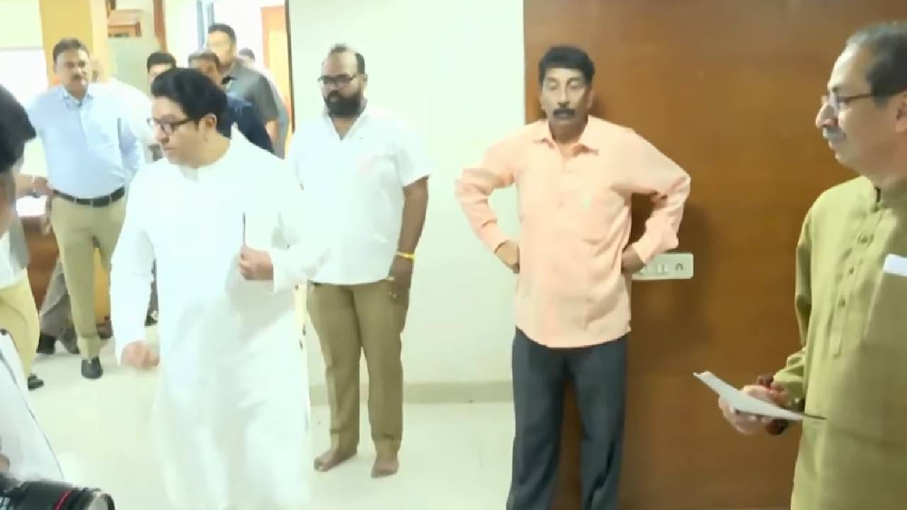 "माझे मित्र संजय राऊत यांनी वारंवार उल्लेख केली की, वीस वर्षांनंतर राज ठाकरे शिवसेना भवनात आले. मला खरं तर वीस वर्षांनंतर सुटून आल्यासारखं वाटतंय. वीस वर्षे जेलमध्ये होते, आज पहिल्यांदा सुटून आले आहेत, आपण त्यांचं स्वागत करुयात, असं वाटतंय," अशी मिश्कील टिप्पणी राज ठाकरेंनी केली. 
