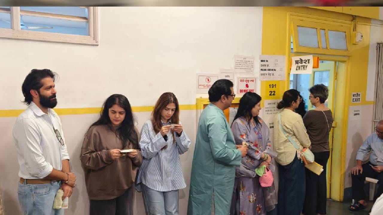 मनसे अध्यक्ष राज ठाकरे यांनीही बीएमसी निवडणुकीसाठी मतदान केंद्रावर जाऊन मतदानाचे कर्तव्य बजावले. यावेळी त्यांच्यासोबत त्यांची पत्नी, मुलगी, मुलगा अमित ठाकरे आणि सून हेही मतदानासाठी आले होते.