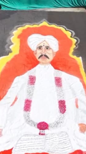 आष्टी : रोहिणी मिसाळ यांनी रेखाटली संत वामनभाऊ यांची रांगोळी.