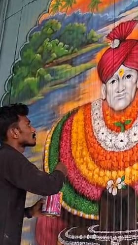 हाताने रंग भरून हुबेहूब साकारली संत गजानन महाराजांची प्रतिमा.