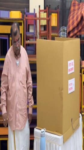 भाजप प्रदेशाध्यक्ष रविंद्र चव्हाण यांनी बजावला मतदानाचा हक्क.