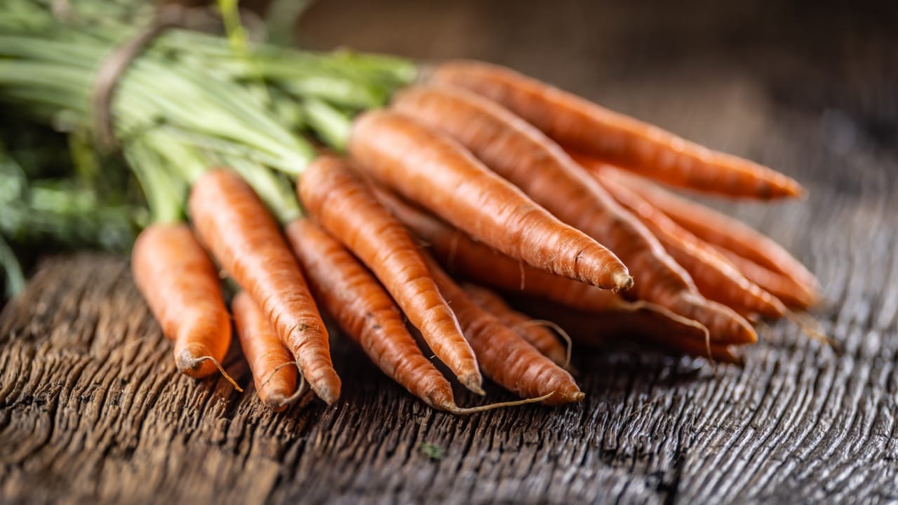 दरम्यान डोळ्यांच्या आरोग्यासाठी आणि सॅलडसाठी भगवे गाजर उत्तम आहे, तर हृदयाचे आरोग्य आणि चविष्ट हलव्यासाठी लाल गाजर खाणे फायदेशीर ठरते.