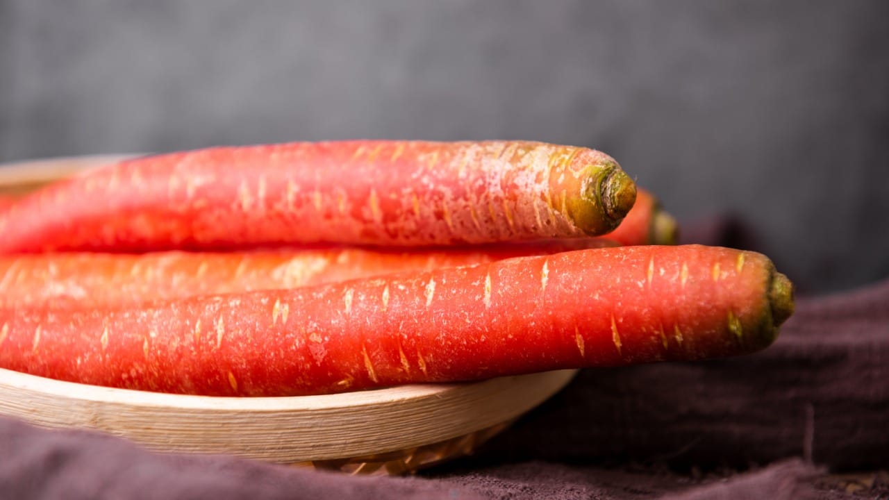 लाल गाजर हे प्रामुख्याने हिवाळ्याच्या हंगामात नोव्हेंबर ते फेब्रुवारी उपलब्ध असते. हे प्रामुख्याने आशियाई देशांमध्ये, विशेषतः भारत आणि पाकिस्तानात मोठ्या प्रमाणावर पिकवले जाते.