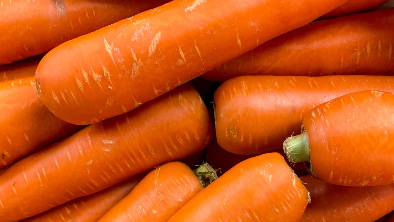 भगवे गाजर हे वर्षभर उपलब्ध असते. पाश्चात्य देशांमध्ये हे जास्त लोकप्रिय आहे. हायब्रिड प्रजातीमुळे आता भारतातही ते बाराही महिने मिळते.