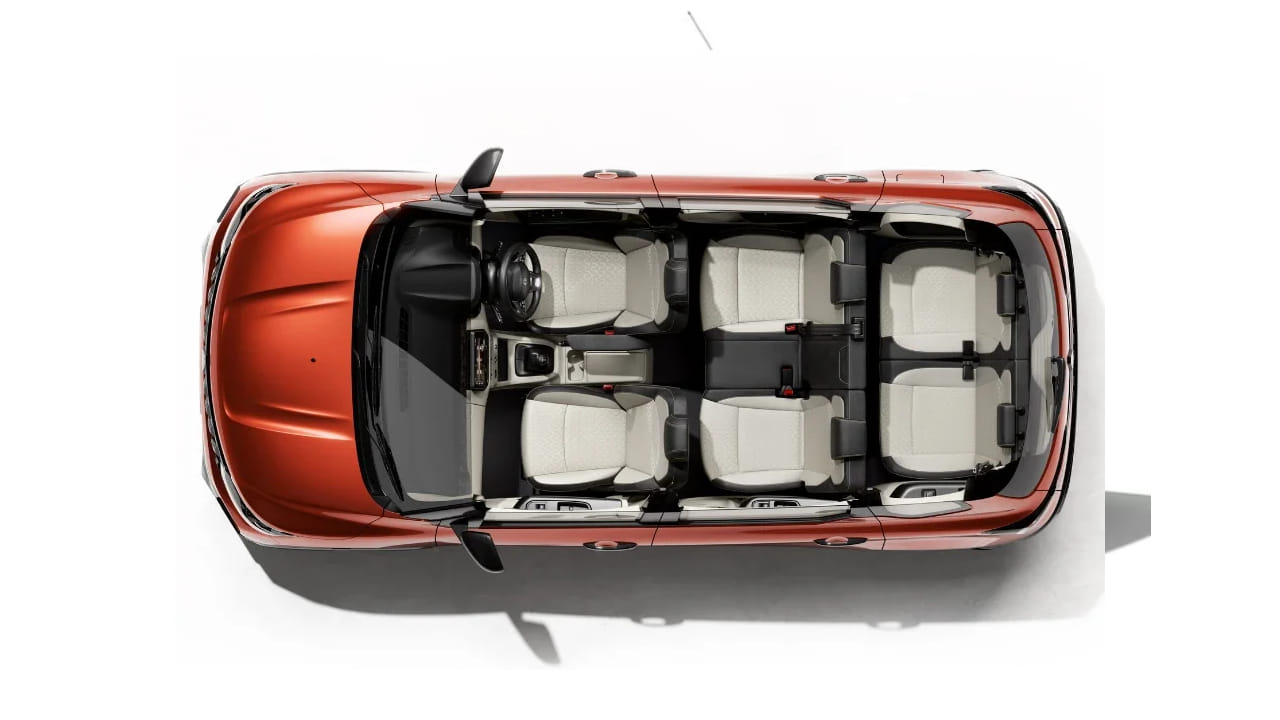 ही कार नव्या ट्रायबर फेसलिफ्टमध्ये ग्राहकांना आधीप्रमाणेच 1.0 लिटर, 3-सिलेंडर नॅचरलि ॲस्पिरेटेड पेट्रोल इंजिन देण्यात आले आहे. हे इंजिन 72 हॉर्सपॉवर आणि 96 न्यूटन मीटर टॉर्क निर्माण करते. गाडीमध्ये 5-स्पीड मॅन्युअल ट्रान्समिशन आणि AMT हे दोन्ही पर्याय उपलब्ध आहेत.