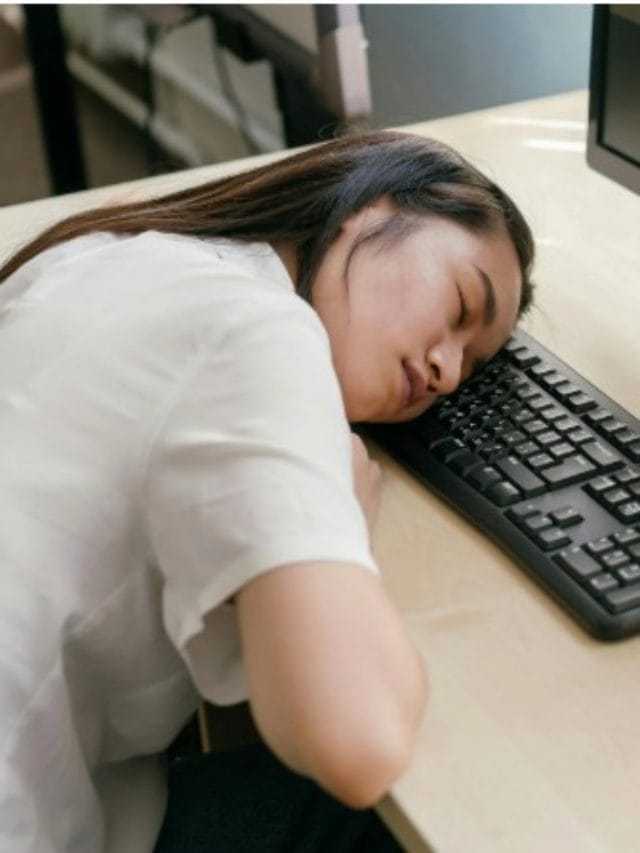 दुपारच्या जेवणात भात खाल्ल्यानंतर झोप का येते?