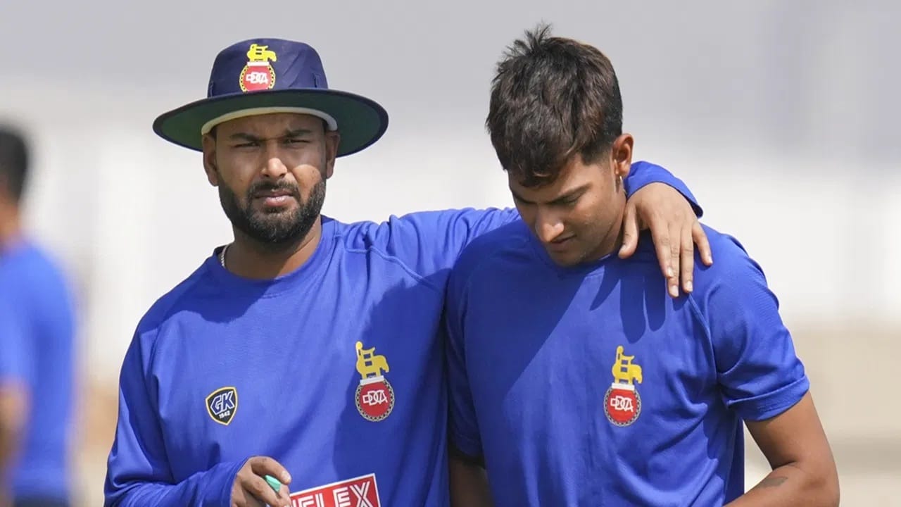 पंतला दुखापतीतून सावरल्यानंतर बंगळुरुतील बीसीसीआय सेंटर ऑफ एक्सीलेंसमध्ये जावं लागेल. पंतला तिथे स्वत:चा फिटनेस सिद्ध करावा लागेल. पंत फिटनेस टेस्टमध्ये पास झाल्यावरच त्याला खेळता येईल. पंतची दुखापत आणि शक्यता पाहता पंत आता थेट आयपीएल स्पर्धेतील 19 व्या मोसमातच खेळताना दिसेल, असं म्हटलं तर चुकीचं ठरणार आहे. (Photo Credit : PTI)