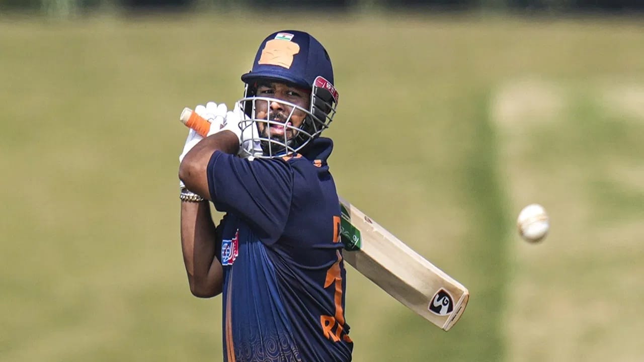 पंतला दुखापतीमुळे रणजी ट्रॉफी स्पर्धेला मुकावं लागलं आहे. पंतचं दिल्लीच्या संघात नावही नाही. दिल्लीसमोर पुढील सामन्यात छत्तीसगडचं आव्हान असणार आहे. डीडीसीएने दिलेल्या माहितीनुसार, पंतचं फिट होणं इतक्यात तरी अवघड आहे. (Photo Credit : PTI)