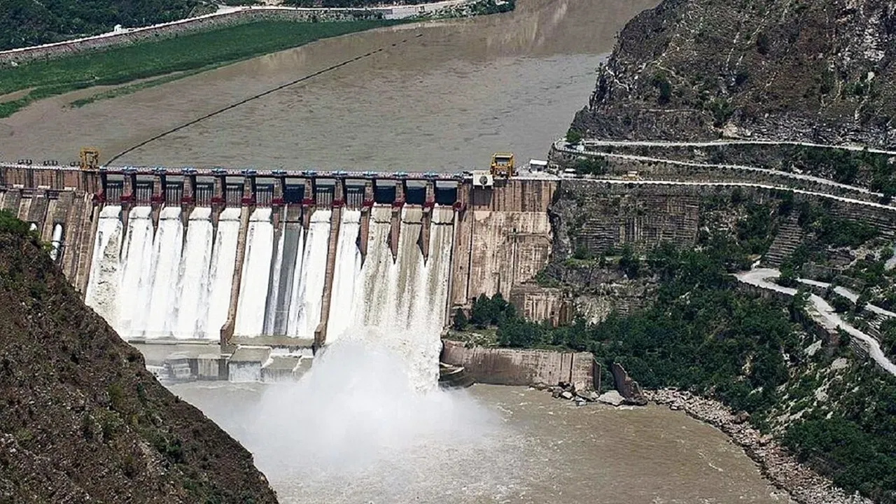 धार्मिक आणि आर्थिक महत्त्व: कावेरी ही दक्षिण भारतातील प्रमुख नद्यांपैकी एक असून ती धार्मिक आणि आर्थिक दोन्ही दृष्टीकोनातून अत्यंत महत्त्वाची मानली जाते. सुमारे १४६५ किमी लांबीचा विस्तार असलेल्या या नदीला देशातील महत्त्वाच्या जलस्त्रोतांपैकी एक मानले जाते. 