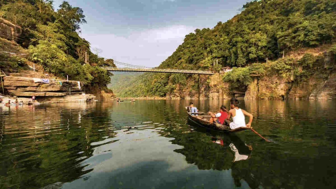 सुपीकता आणि पोषण: महिला ज्याप्रमाणे नवीन जीवनाला जन्म देतात आणि त्याचे पोषण करतात, त्याचप्रमाणे नद्या जमिनीला सुपीक बनवून अन्नधान्य पिकवण्यास मदत करतात. या पोषण करण्याच्या गुणामुळे त्यांना माता म्हटले जाते.