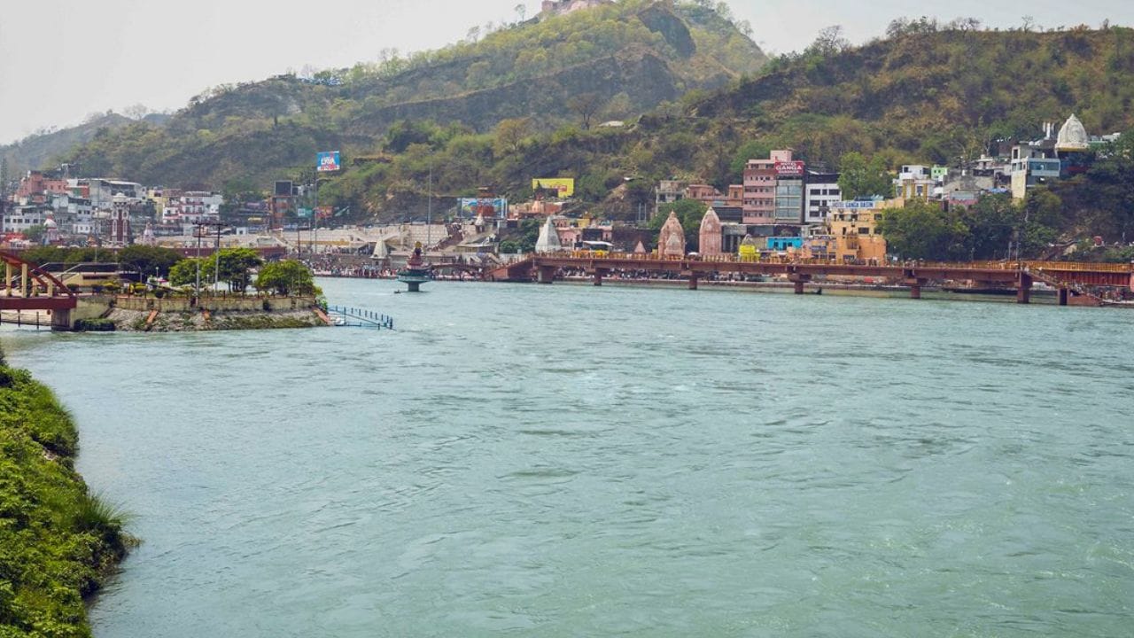 निसर्गाचे शांत स्वरूप: भारतीय संस्कृतीत निसर्गाच्या शांत आणि सौम्य स्वरूपाला स्त्रीलिंगी मानले जाते, तर उग्र किंवा रौद्र स्वरूपाला पुरुषवाचक मानले जाते. नद्यांचा प्रवाह साधारणपणे शांत आणि जीवन देणारा असल्याने त्यांना महिलांची नावे दिली जातात.