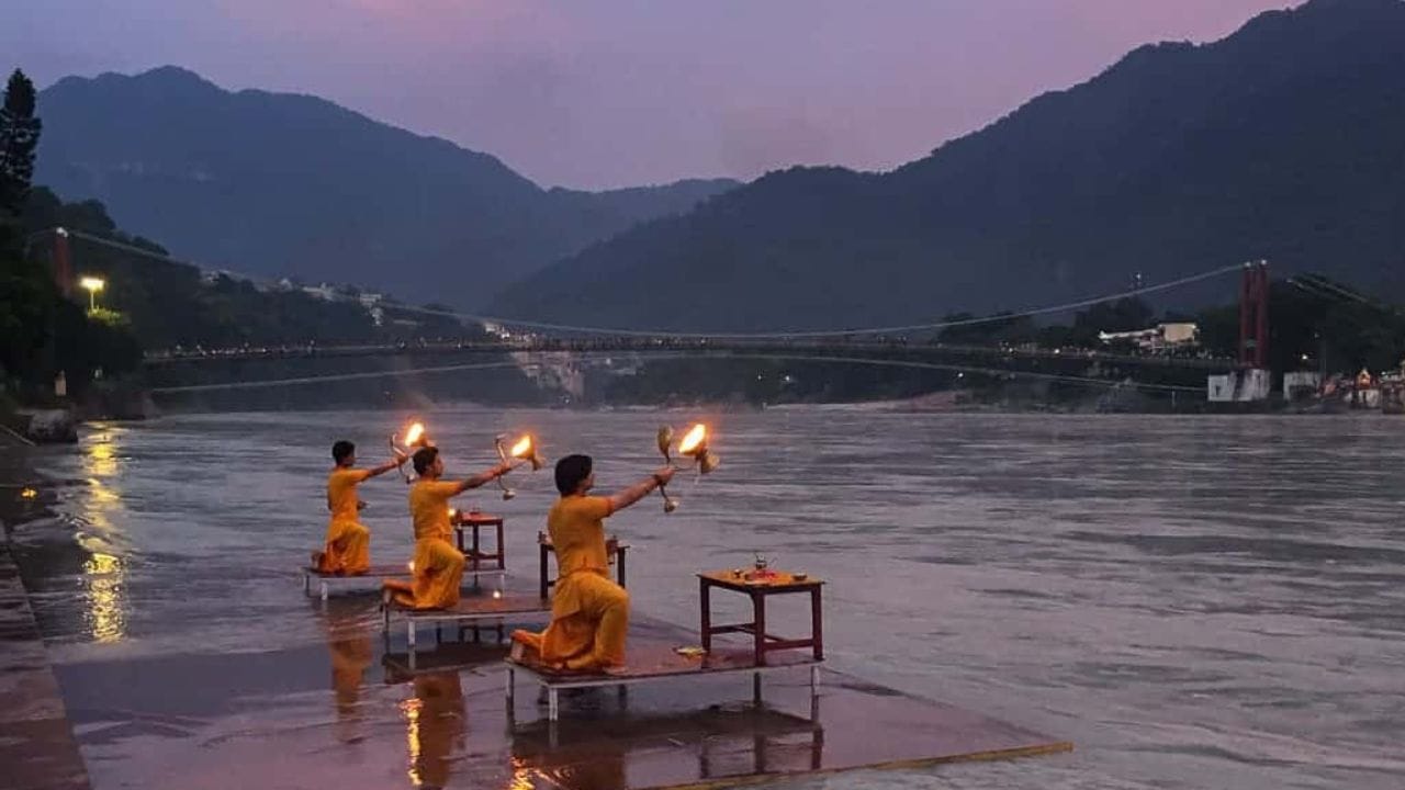 धार्मिक श्रद्धा: हिंदू धर्मात नद्यांना 'माता' मानून त्यांची पूजा केली जाते. गंगा, यमुना, सरस्वती, अलकनंदा अशा नद्यांना देवीचे स्वरूप मानले जाते.