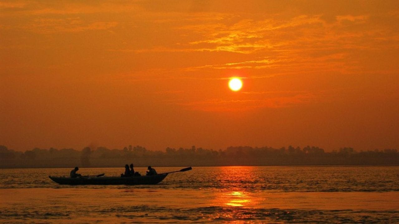 स्त्री जीवनाशी साधर्म्य: ज्याप्रमाणे मुलगी लग्नानंतर वडिलांचे घर सोडून दुसऱ्याच्या घरी जाते, त्याचप्रमाणे नद्या देखील त्यांच्या उगमस्थानापासून निघून शेवटी सागराला जाऊन मिळतात. हे साम्य स्त्रीच्या जीवनाशी जोडले जाते.