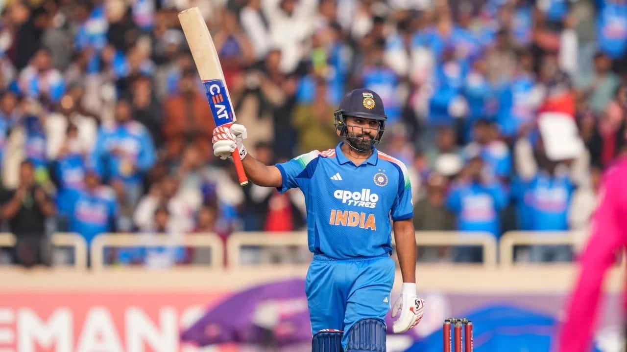 भारतीय क्रिकेट संघाचा अनुभवी फलंदाज रोहित शर्मा न्यूझीलंड विरूद्धच्या पहिल्या एकदिवसीय सामन्यात मोठी खेळी करण्यात अपयशी ठरला. मात्र त्यानंतरही भारताच्या या फलंदाजाने धमाका केला. रोहितने वर्ल्ड रेकॉर्ड केला आहे. (Photo Credit : PTI)