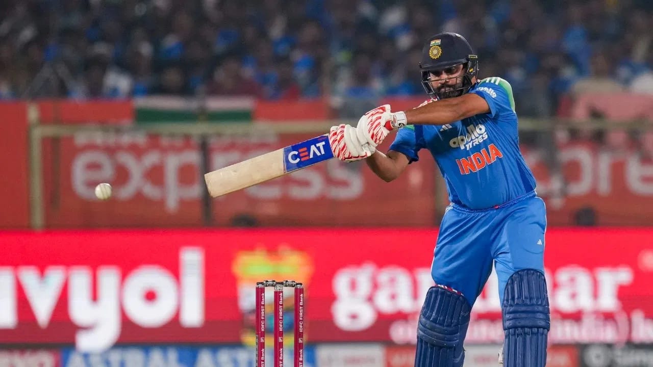 रोहित शर्मा याने आंतरराष्ट्रीय कारकीर्दीत आतापर्यंत 506 सामन्यांमध्ये 50 शतकं आणि 111 अर्धशतकांसह एकूण 20 हजार 74 धावा केल्या आहेत. रोहितच्या नावावर एकदिवसीय क्रिकेटमध्ये 11 हजार 542 धावांची नोंद आहे. (Photo Credit : PTI)