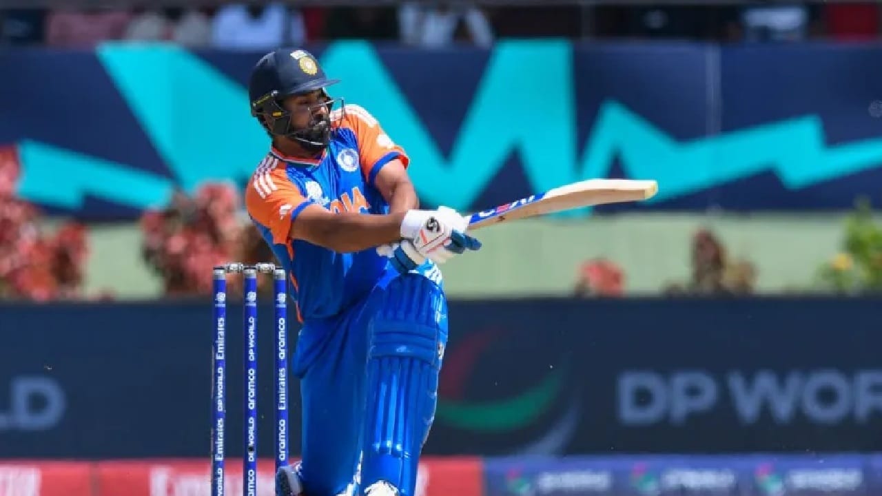 टीम इंडियासाठी टी 20i क्रिकेटमध्ये विजयी धावांचा पाठलाग करताना सर्वाधिक सिक्स लगावण्याचा विक्रम हा माजी फलंदाज रोहित शर्मा याच्या नावावर आहे. रोहितने 72 सामन्यांमध्ये  74 षटकार लगावरले आहेत. रोहितने या दरम्यान 68 डावांमध्ये 26.20 च्या सरासरीने 1 हजार 520 धावा केल्या आहेत. (Photo Credit : PTI)