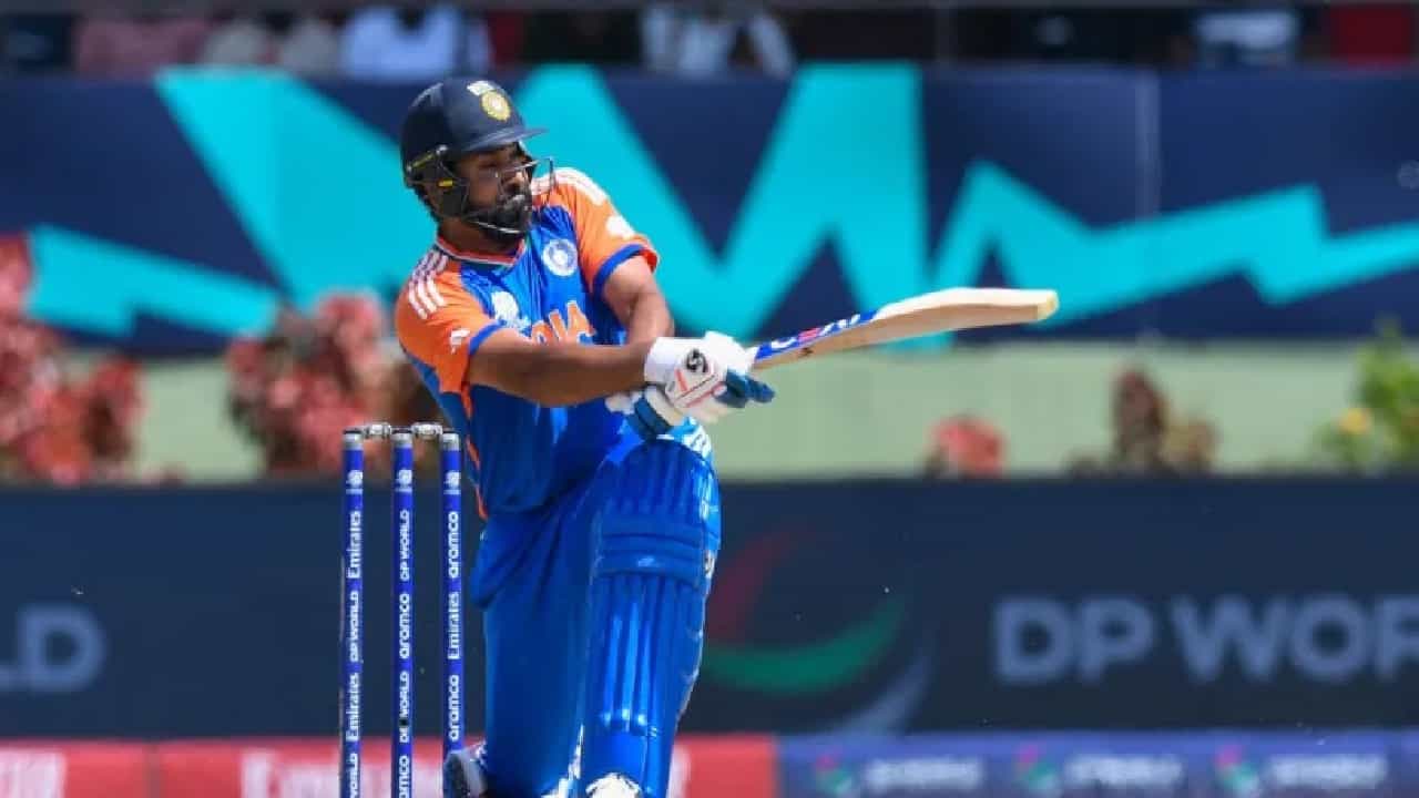टीम इंडियासाठी टी 20i क्रिकेटमध्ये विजयी धावांचा पाठलाग करताना सर्वाधिक सिक्स लगावण्याचा विक्रम हा माजी फलंदाज रोहित शर्मा याच्या नावावर आहे. रोहितने 72 सामन्यांमध्ये 74 षटकार लगावरले आहेत. रोहितने या दरम्यान 68 डावांमध्ये 26.20 च्या सरासरीने 1 हजार 520 धावा केल्या आहेत. (Photo Credit : PTI)