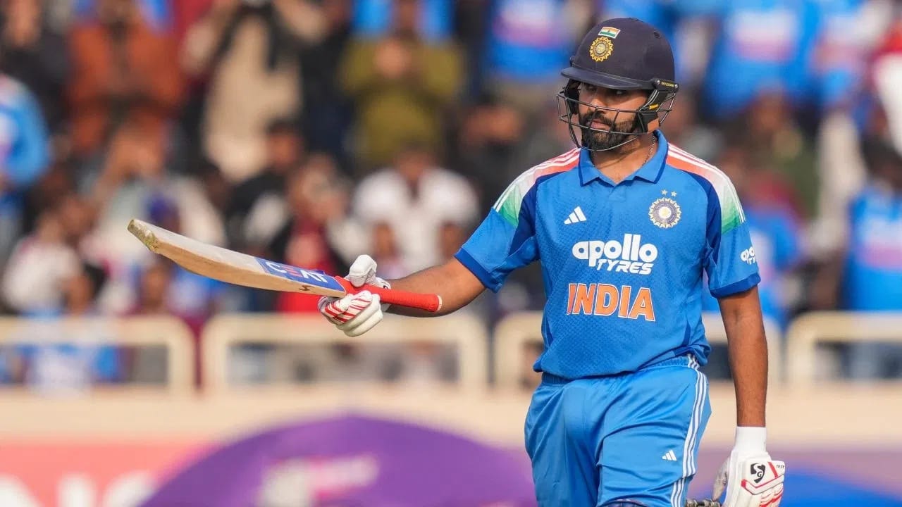 रोहितने न्यूझीलंड विरुद्ध 29 बॉलमध्ये 26 रन्स केल्या. रोहितने या खेळीत 3 चौकार आणि 2 षटकार लगावले. रोहितने या 2 षटकारांसह इतिहास घडवला. रोहितने यासह आंतरराष्ट्रीय क्रिकेटमध्ये 650 षटकार पूर्ण केले. रोहित 650 षटकार पूर्ण करणारा पहिला फलंदाज ठरला.  (Photo Credit : PTI)