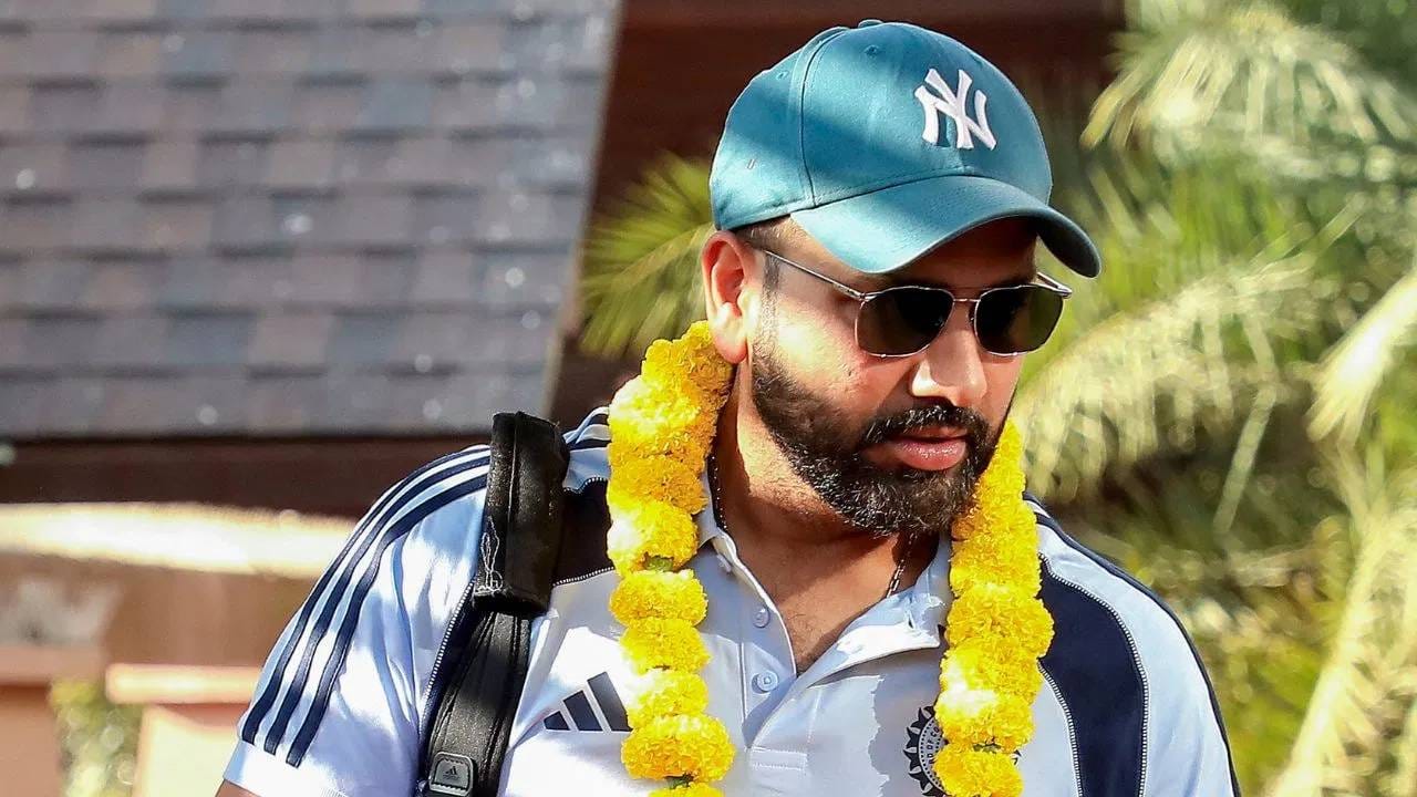 रोहित शर्मा भारतीय क्रिकेट विश्वातील दिग्गज खेळाडू आहे. त्याने कसोटी आणि टी20 आंतरराष्ट्रीय क्रिकेटमधून निवृत्ती घेतली असून वनडे क्रिकेट खेळत आहे. नुकताच न्यूझीलंडविरुद्धच्या वनडे मालिकेत खेळला. (PHOTO CREDIT- PTI)