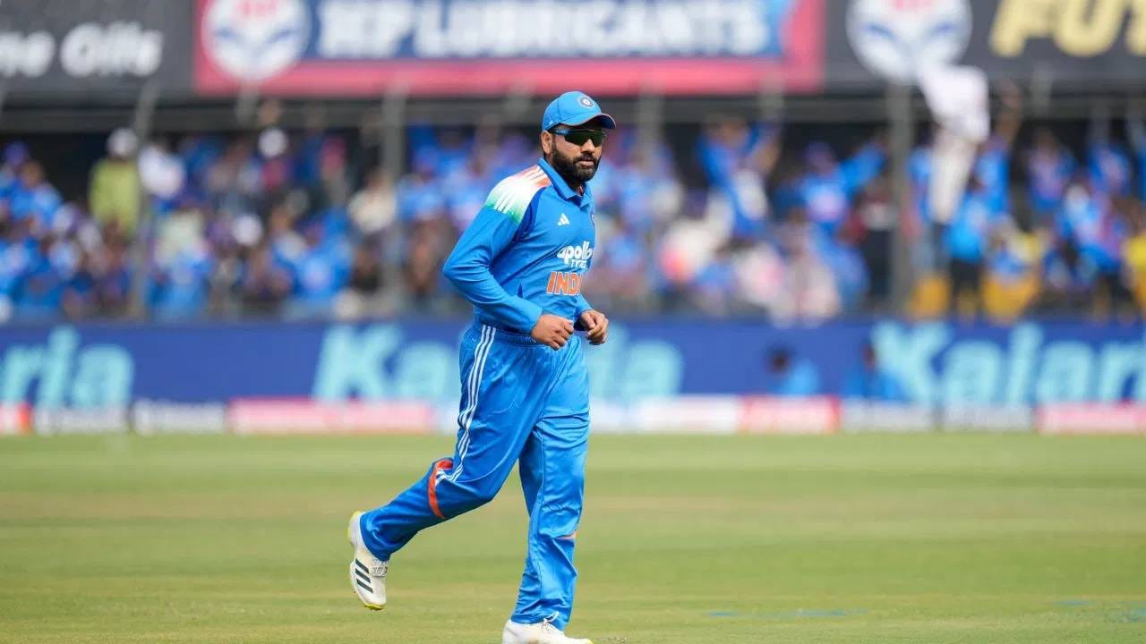 रोहित शर्माच्या क्रिकेटमधील योगदानासाठी विद्यापीठाकडून हा सन्मान दिला जाणार आहे. विद्यापीठाने याबाबत घोषणा केली आहे. क्रिकेटविश्वात रोहित शर्मा हा हिटमॅनने प्रसिद्ध आहे. पण दीक्षांत समारंभानंतर त्याच्या नावाच्या वलयात आणखी पद जोडलं जाईल. (PHOTO CREDIT- PTI)