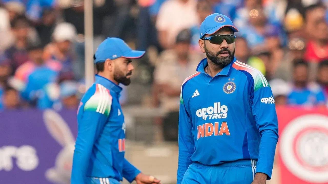 भारताचा माजी कर्णधार रोहित शर्मा याच्या शिरपेचात आणखी एक मानाचा तुरा खोवला जाणार आहे. पुण्याच्या अजिंक्य डीवाय पाटील विद्यापीठाकडून त्याला मानद डॉक्टरेट ही पदवी दिली जाणार आहे. 24 जानेवारीला विद्यापीठाच्या दहाव्या दीक्षांत समारंभात त्याला हा सन्मान प्रदान केला जाईल. (PHOTO CREDIT- PTI)