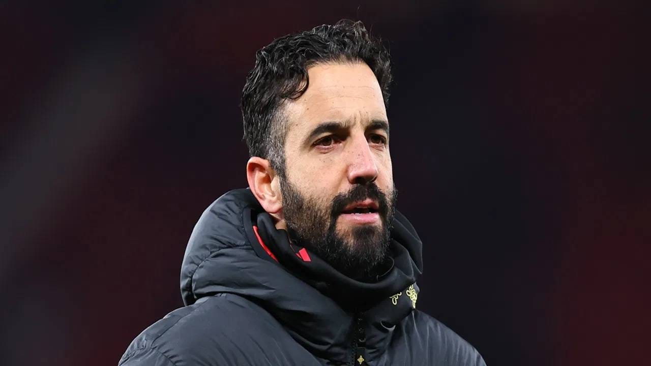 रूबेन अमोरिम यांना जवळपास तीन पट पैसे देत मॅन्चेस्टर यूनाइटेडसोबत काम जोडलं गेले. त्यांची पगार 6.5 मिलियन पौंड म्हणजेच 70-75 कोटी रुपये होती. पण हा करार पूर्ण होण्यापूर्वीच दीड वर्षाआधीच काढून टाकलं. आता त्यांना 18 महिन्यांचे पैसे मिळणार आहेत. (Photo: Getty Images)