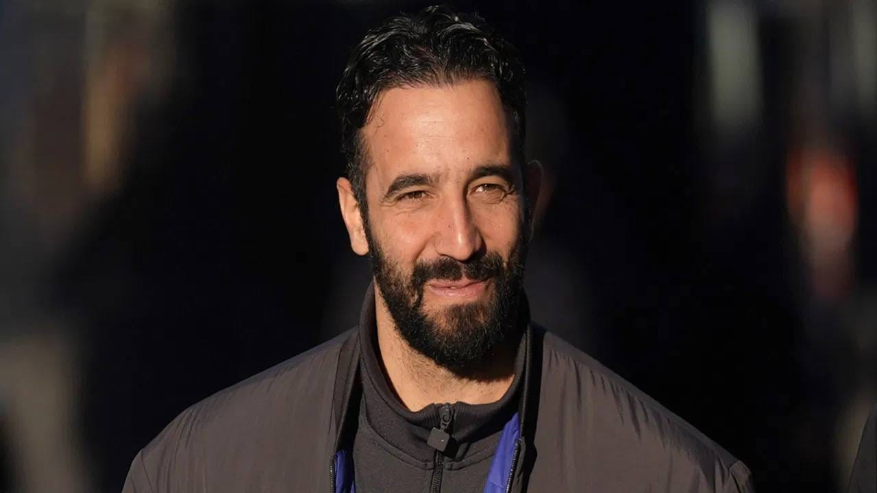 मॅन्चेस्टर यूनाइटेडचे हेड कोच रूबेन अमोरिम यांना मॅन्चेस्टर यूनाईटेड क्लबने काढून टाकलं ठआहे. या दिग्गज प्रशिक्षकाने जून 2027 पर्यंत करार केला होता. मात्र त्या आधीच त्यांना बाहेरचा रस्ता दाखवला आहे. दीड वर्षांची सेवा शिल्लक असताना त्यांना घरी बसवलं. मॅन्चेस्टर यूनाइटेडने लीड्सविरुद्ध 1-1 ड्रॉ खेळल्यानंतर हे पाऊल उचललं आहे. (Photo: Getty Images)