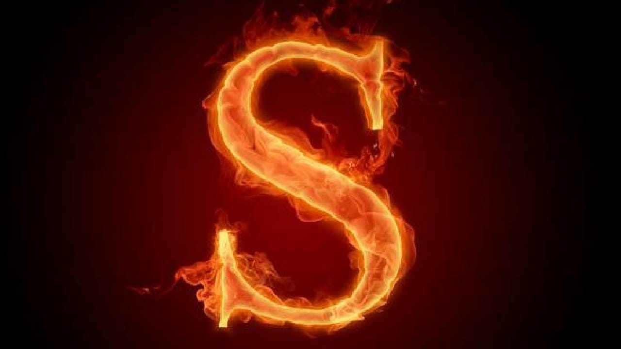 ‘S’ अक्षराचे लोक अत्यंत मेहनती असतात. त्यांनी निवडलेल्या क्षेत्रात ते पूर्ण ताकदीनिशी काम करतात आणि ठरवलेलं उद्दिष्ट गाठण्यासाठी कोणतीही कसर सोडत नाहीत. मेहनतीच्या जोरावर त्यांना करिअरमध्ये यश मिळतं असं ज्योतिषशास्त्रामध्ये सांगण्यात आलं आहे. 