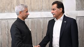 भाई सरळ पलटी मारली की... पाकिस्तानात त्या फोटोनंतर मोठी खळबळ, थेट...