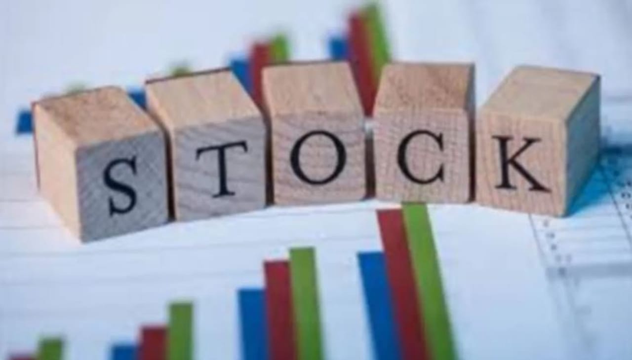 आजघडीला शेअर बाजारात गुंतवणूक करणाऱ्यांची संख्या वाढली आहे. शेअर बाजारातील गुंतवणूक जोखमीच्या अधीन असते. तरीदेखील बाजाराचा योग्य अभ्यास करून लालसेला बळी न पडता गुंतवणूक केली तर तुम्हाला चांगले रिटर्न्स मिळू शकतात. सध्या अशाच एका कंपनीने गुंतवणूकदारांना दमदार रिटर्न्स दिले आहेत. या कंपनीची सगळीकडे चर्चा होत आहे. 