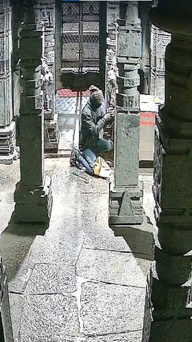 पिंपरी दुमाला इथल्या सोमेश्वर मंदिरातील दानपेटीची चोरी; चोरटा सीसीटीव्हीत कैद.