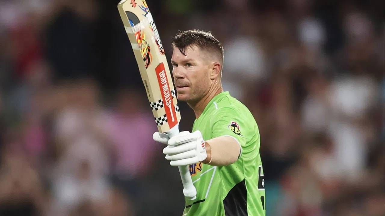 वॉर्नरच्या स्फोटक शतकामुळे सिडनी थंडरने 20 षटकात 6 गडी गमावून 189 धावा केल्या. या शतकासह वॉर्नरने टी20 क्रिकेटच्या इतिहासात सर्वाधिक शतके करणाऱ्या फलंदाजांच्या यादीत विराट कोहलीला मागे टाकले आहे.