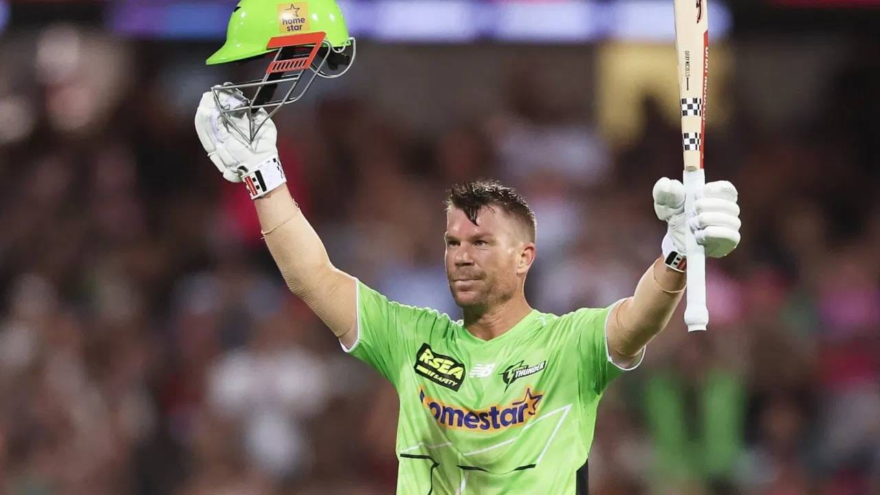 सिडनी क्रिकेट ग्राउंडवर झालेल्या या सामन्यात थंडरसाठी डेव्हिड वॉर्नरने प्रथम फलंदाजी करताना या पर्वातील दुसरे शतक झळकावले. या सामन्यात डेव्हिड वॉर्नरने 65 चेंडूत नाबाद 110 धावा केल्या. त्याच्या खेळीत 11 चौकार आणि 4  षटकारांचा समावेश होता.