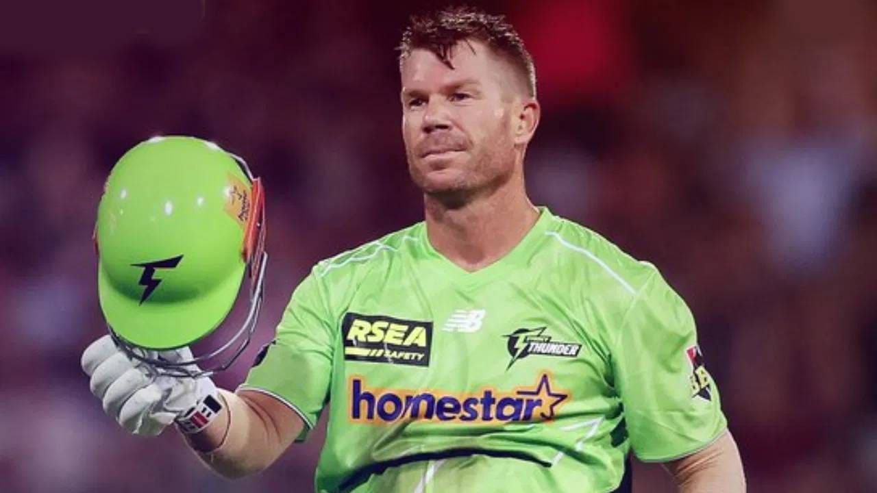 आंतरराष्ट्रीय क्रिकेटमधून निवृत्ती घेतल्यापासून डेव्हिड वॉर्नर टी20 लीगमध्ये व्यस्त आहे. बीबीएल स्पर्धेत डेव्हिड वॉर्नरने पुन्हा एकदा आपल्या स्फोटक फलंदाजीने खळबळ उडवून दिली आहे. सिडनी थंडरचा कर्णधार डेव्हिड वॉर्नरने सिडनी सिक्सर्सविरुद्ध स्फोटक शतक झळकावले.