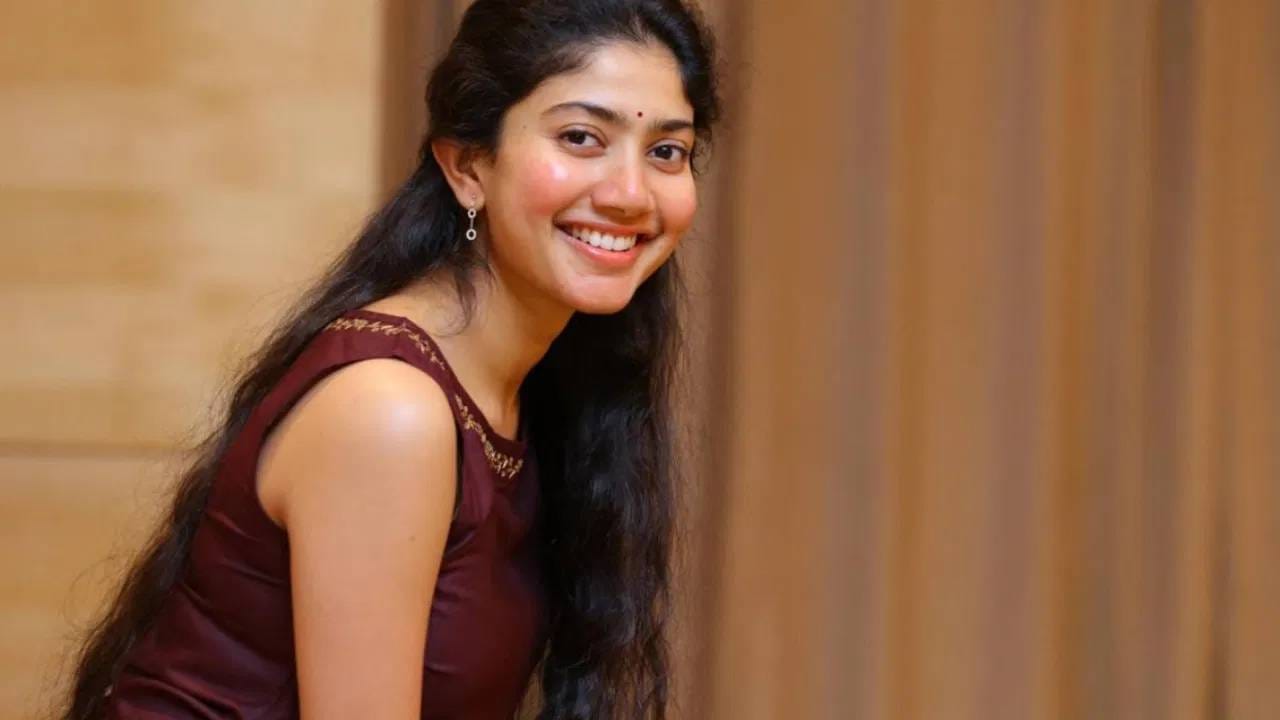 साई पल्लवीला याचं खूप दु:ख झालं. मला वाटलं की, मी ऑब्जेक्टिफाई होत आहे. लोक माझ्या डान्सला नाही, तर माझ्या कपड्यांना बघत होते. त्यानंतर अभिनेत्रीने तोकडे अंग प्रदर्शन करणारे कपडे घालणं बंद केलं. दक्षिणेच्या अनेक चित्रपटात काम करणारी साई आता हिंदी सिनेमात डेब्यु करणार आहे. बॉलिवूडमध्ये तिचा डेब्यू आमिर खानचा मुलगा जुनैद खानसोबत 'एक दिन' चित्रपटातून होणार आहे. त्यानंतर रणबीर कपूरसोबत रामायण चित्रपटात दिसणार आहे. 