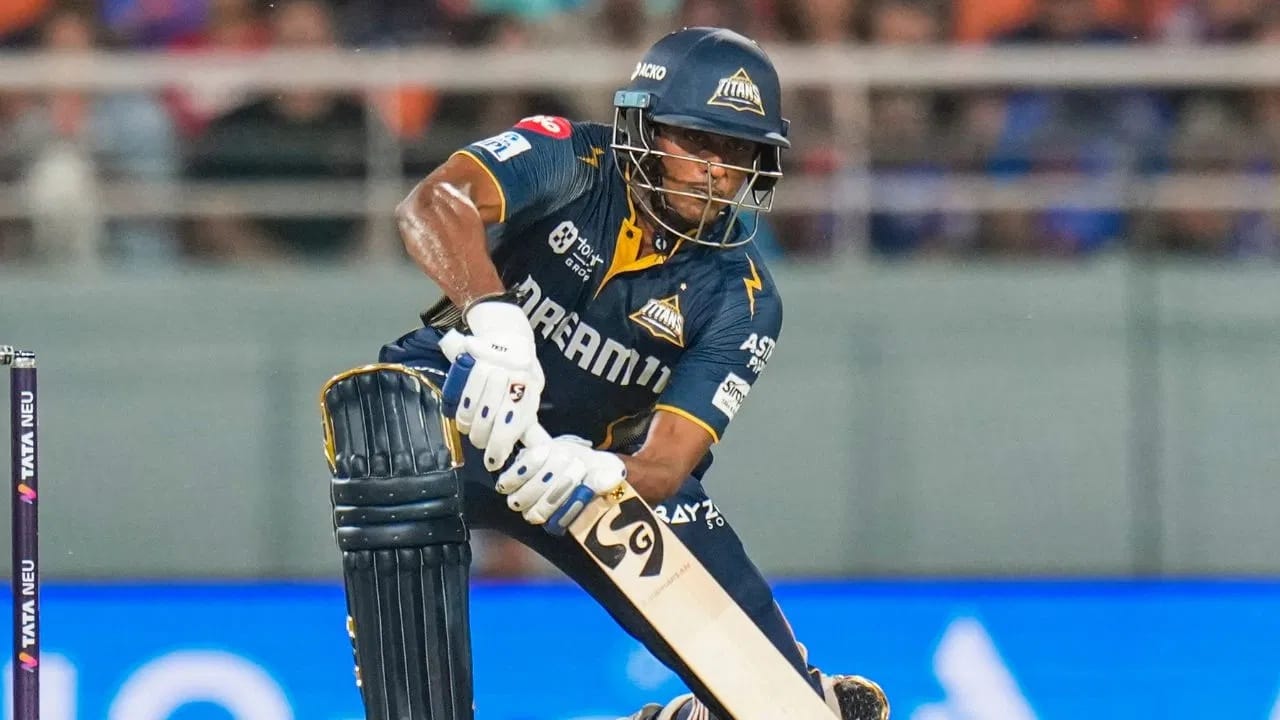 साई भारताच्या वनडे किंवा टी 20 टीमचा भाग नाही. त्यामुळे साईला कोणत्या सामन्याला मुकावं लागणार नाही. मात्र साई आयपीएलच्या आगामी 19 व्या मोसमापर्यंत दुखापतीवर मात करण्यात यशस्वी ठरणार का? याकडे क्रिकेट चाहत्यांचं लक्ष असणार आहे. (Photo Credit: PTI)