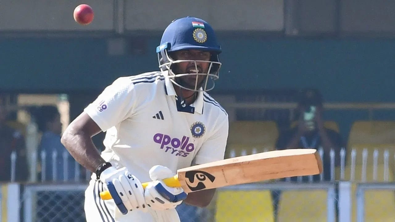 मीडिया रिपोर्ट्सनुसार, साई सुदर्शन याला बरगड्यांना दुखापत झालीय. त्यामुळे साईला काही आठवडे क्रिकेटपासून दूर रहावं लागणार आहे. पीटीआयच्या वृत्तानुसार, साईला विजय हजारे ट्रॉफी स्पर्धेदरम्यान ही दुखापत झाली. (Photo Credit: PTI)